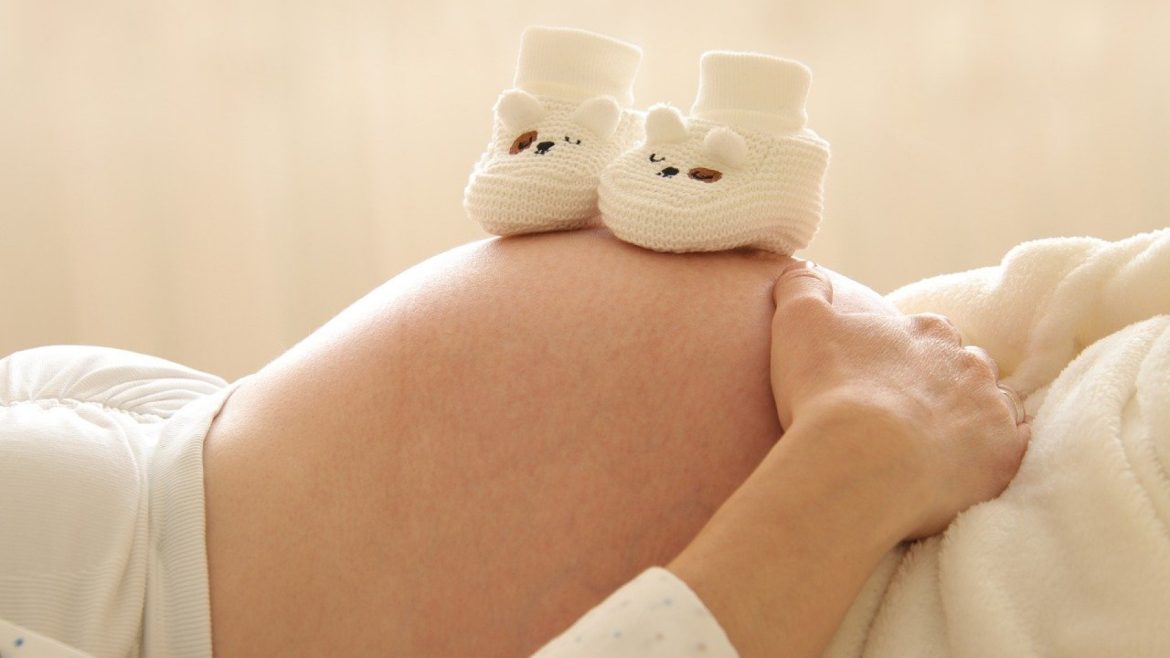 Les photos de grossesse : un souvenir précieux capturé par un photographe professionnel